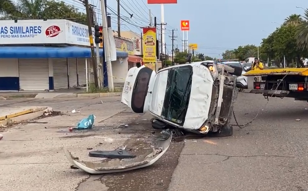 Mujer que viajaba en vehículo de alquiler pierde la vida, en Los Mochis