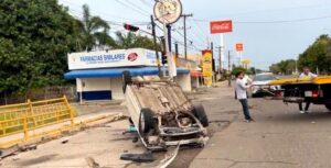 Mujer que viajaba en vehículo de alquiler pierde la vida, en Los Mochis