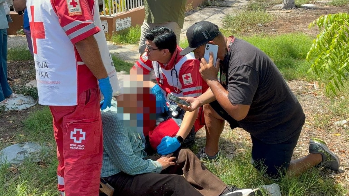 adulto mayor pierde el conocimiento en centro de los mochis sinaloa