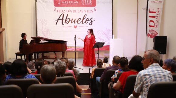 ‘Una tarde para recordar’, adultos mayores viven noche de música y nostalgia en Casa Haas de Mazatlán, Sinaloa