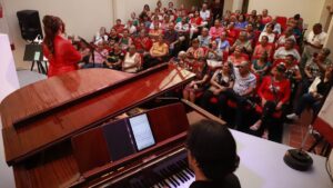 adultos mayores viven noche de musica y nostalgia en casa haas de mazatlan pian
