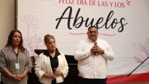 adultos mayores viven noche de musica y nostalgia en casa haas de mazatlan sin