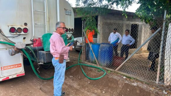 Con una sola pipa brindan servicio de agua a las comunidades que siguen sin servicio en Mocorito; Junta de agua pide paciencia a la población