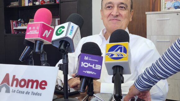 Rubén Rocha vuelve con apego a derecho y libertad a ocupar su cargo de gobernador, dice Antonio Menéndez