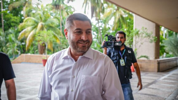 Alcaldes de Sinaloa acuden a Palacio a reunión con Rocha; se pospone de última hora