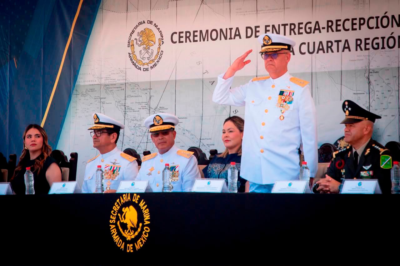 Ramos Villarreal es testigo de ceremonia de entrega-recepción del mando de armas de la Cuarta Región Naval