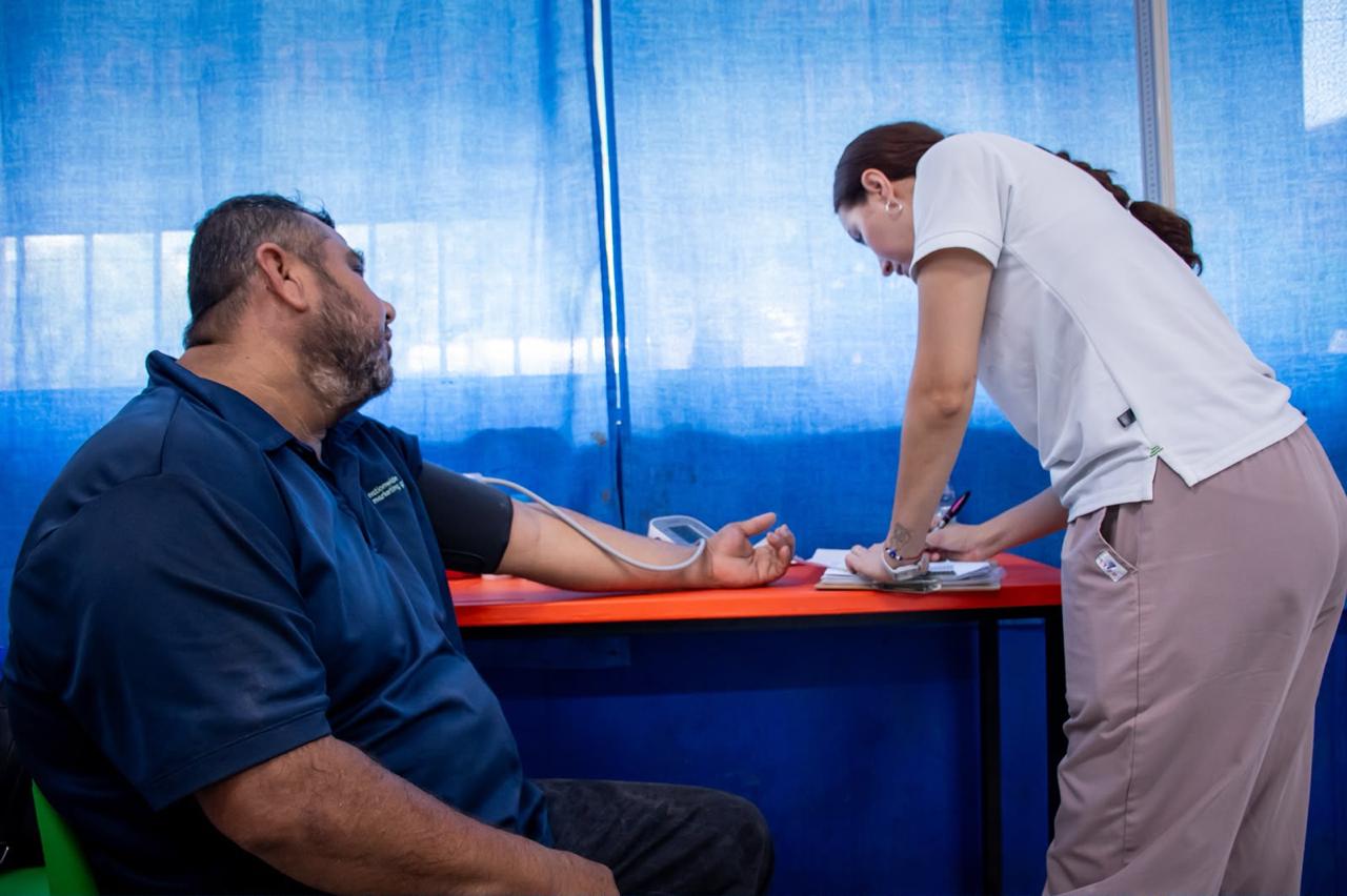 Encabeza la alcaldesa Ramos Villarreal entrega de apoyos y servicios médicos en Tepuche, Culiacán