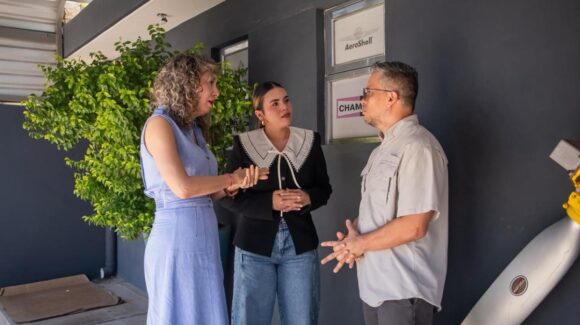 Alcaldesa entrega distintivo Nafin a empresa de aeropartes de Culiacán, Sinaloa
