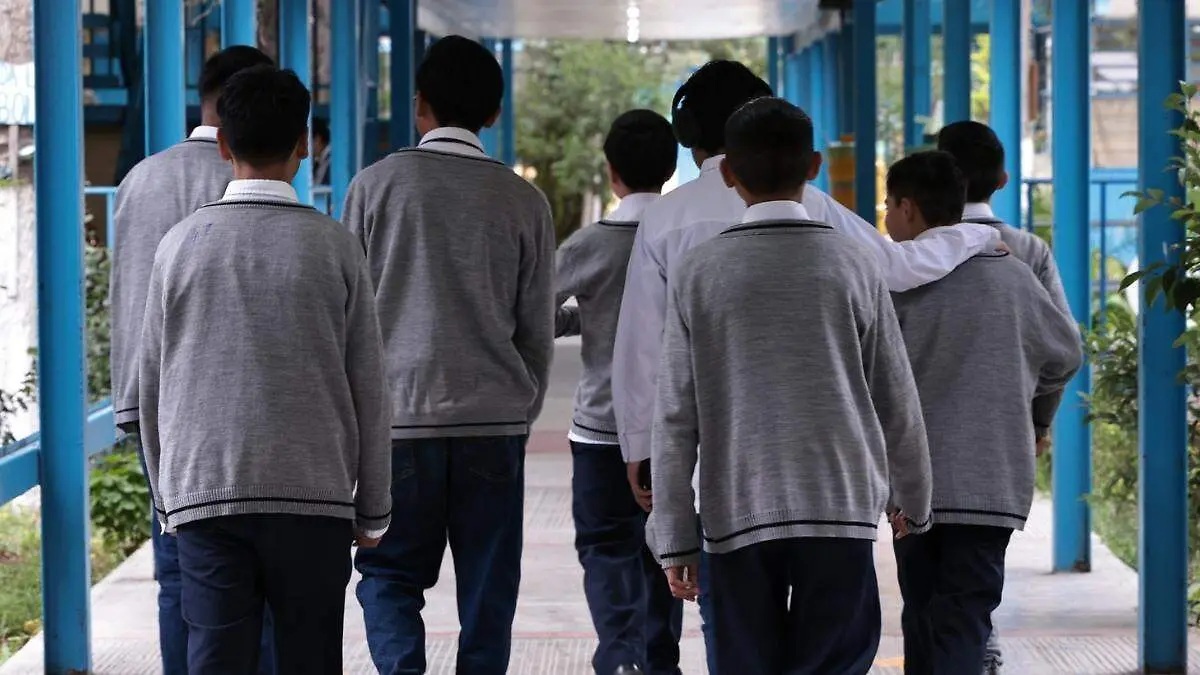 Estudiantes de secundaria en el regreso a clases