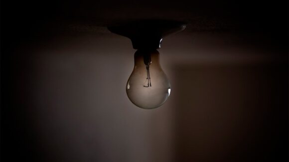 Vecinos del Centro de Mazatlán, Sinaloa, pasan otra noche sin luz este domingo; llevan cuatro días esperando a la CFE