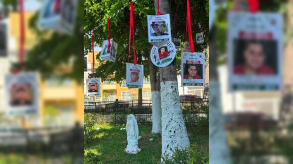 Colectivo Por las Voces Sin Justicia crea el Árbol de la Memoria en Mazatlán, Sinaloa, para mantener presentes a personas desaparecidas