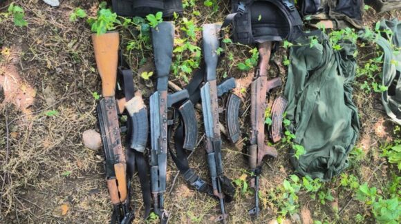 Aseguran armas y 800 cartuchos en campamento clandestino al sur de Mazatlán, Sinaloa
