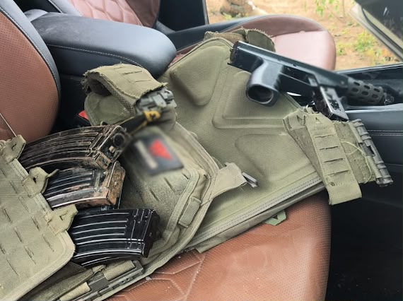 Explosivos y arsenal asegurado en zona rural de Mazatlán
