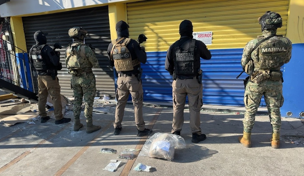 Aseguramiento de droga y armas en Mazatlán y San Ignacio
