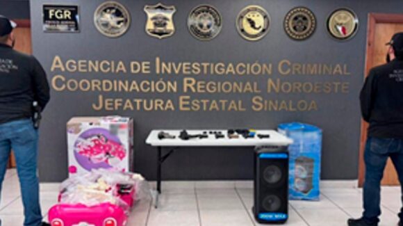 Aseguran armas ocultas en cajas de un juguete y una bocina, en empresa de paquetería en Culiacán