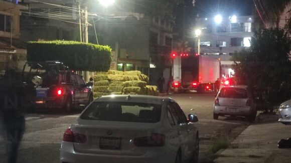 Policía Estatal asegura tráiler lleno de pacas, armas y miles de municiones en Mazatlán, Sinaloa