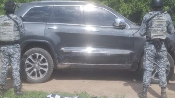 Uno tiene blindaje artesanal; aseguran dos vehículos, armas largas y casi 200 cartuchos en Navolato, Sinaloa