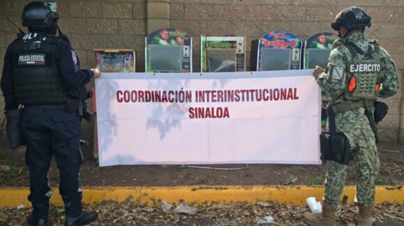 Aseguran cinco máquinas tragamonedas afuera de una tienda de abarrotes en Costa Rica, Culiacán, Sinaloa