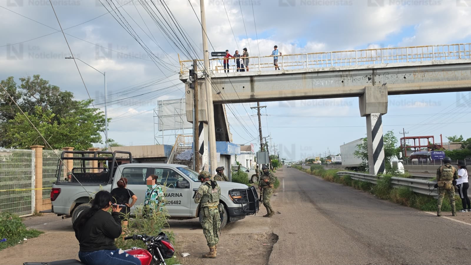 Asesinan a balazos a joven en puente peatonal del Campo El Diez, en Culiacán