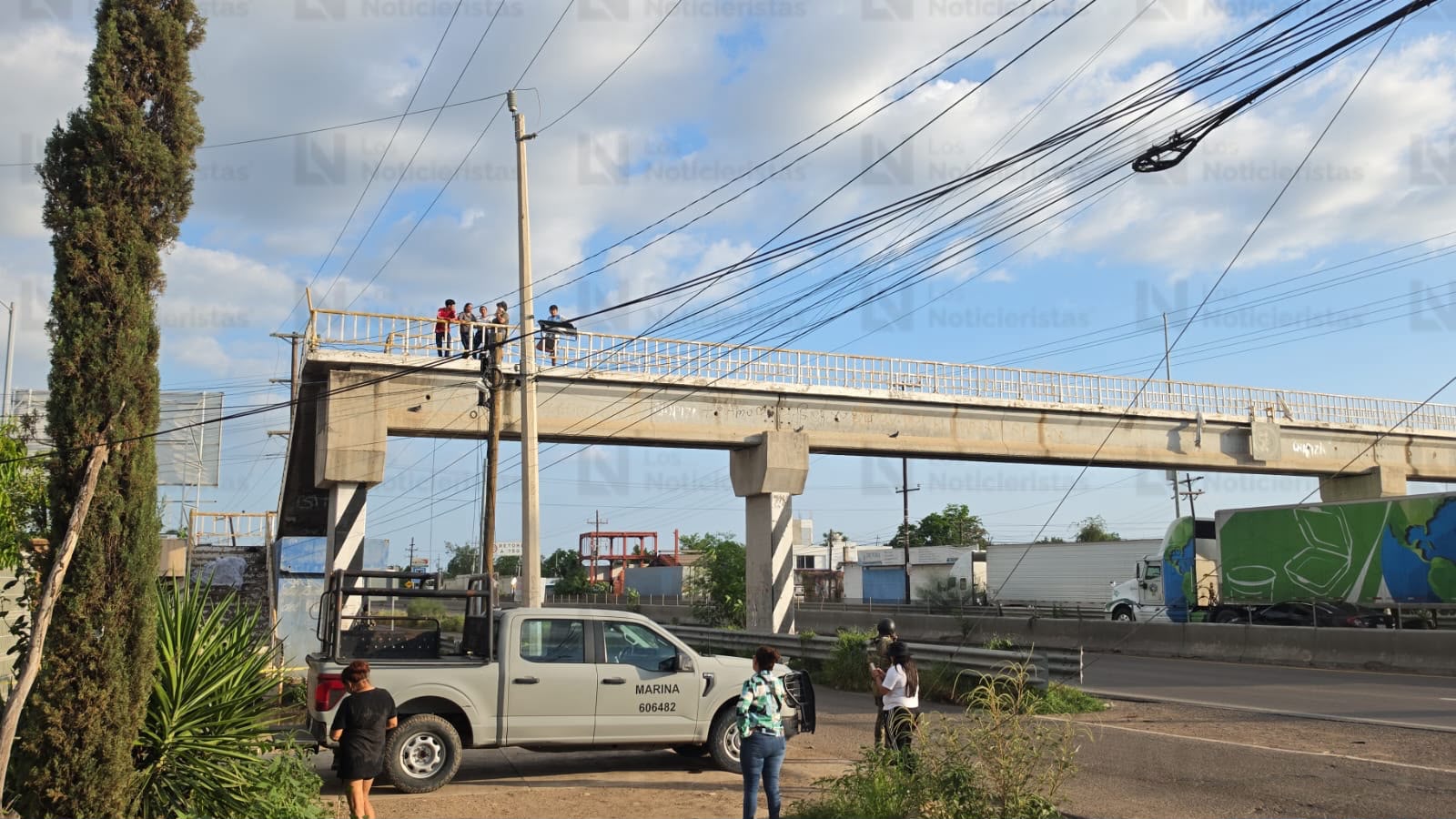Asesinan a balazos a joven en puente peatonal del Campo El Diez, en Culiacán