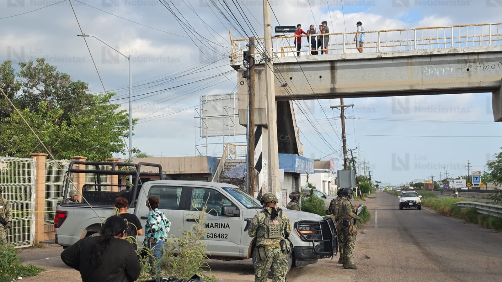 Asesinan a balazos a joven en puente peatonal del Campo El Diez, en Culiacán