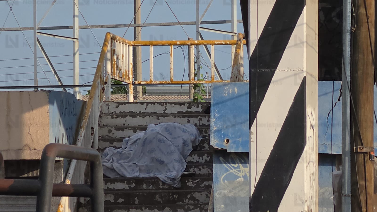 Asesinan a balazos a joven en puente peatonal del Campo El Diez, en Culiacán
