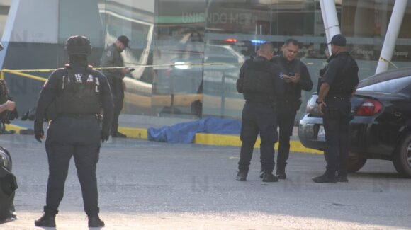 Ataque a balazos en acceso de la central de autobuses de Mazatlán deja un muerto y un herido