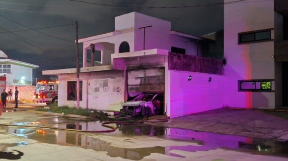 Atacan vivienda en la Francisco Villa en Mazatlán, Sinaloa; vehículo termina incendiado dentro de la cochera