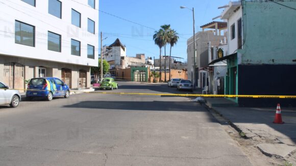 Ataque armado en pleno centro de Mazatlán, Sinaloa, deja a un hombre herido; agresores huyeron en motocicleta