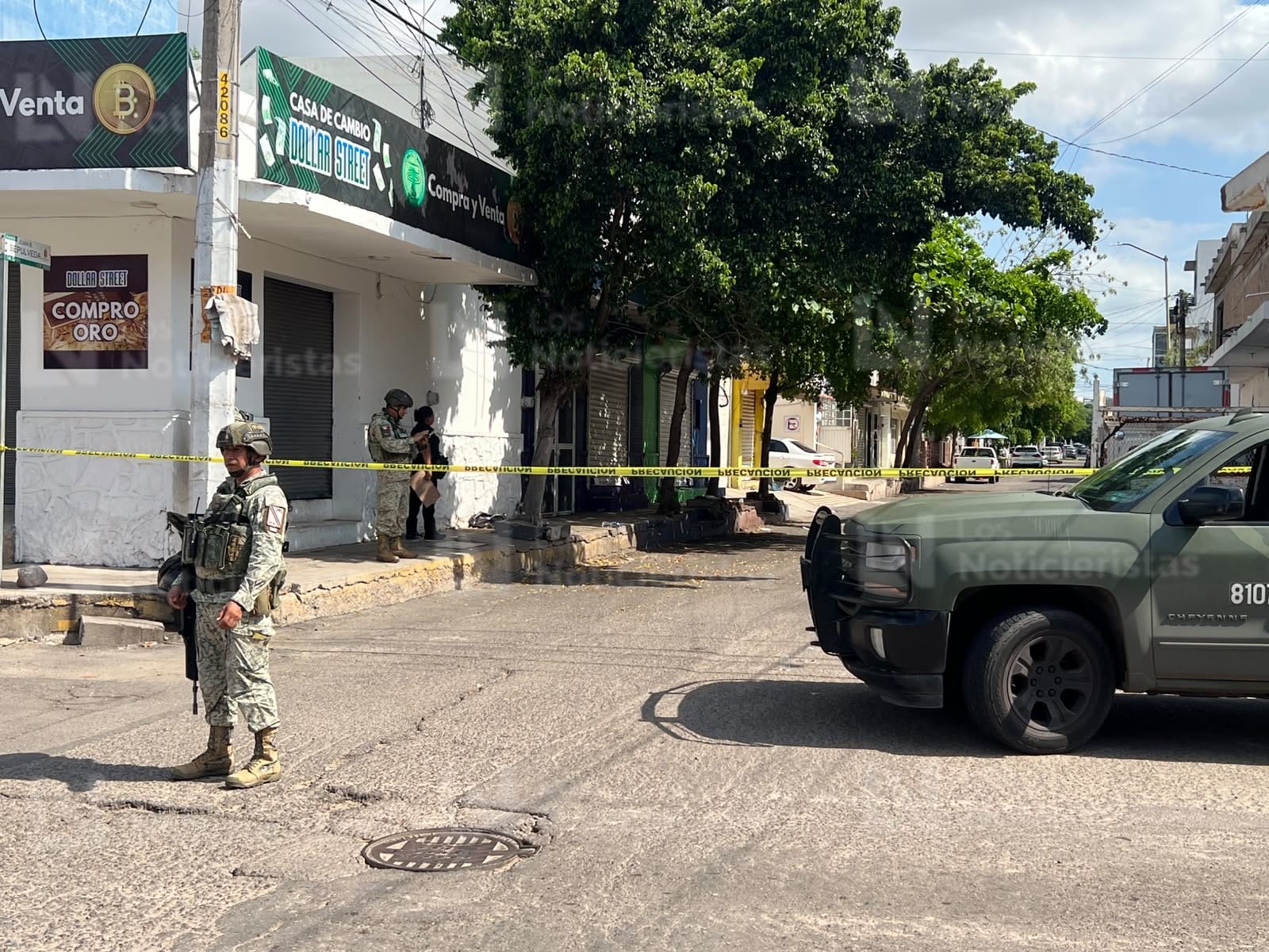 Atentado a las afueras de una casa de cambio deja una mujer herida en la colonia Centro de Culiacán