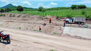 atiende conagua reparacion de tramos afectados en la red hidraulica de la presa santa maria trabajador