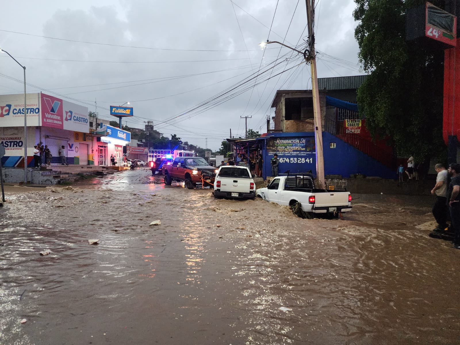 Auto rescatado tras lluvias en Culiacán