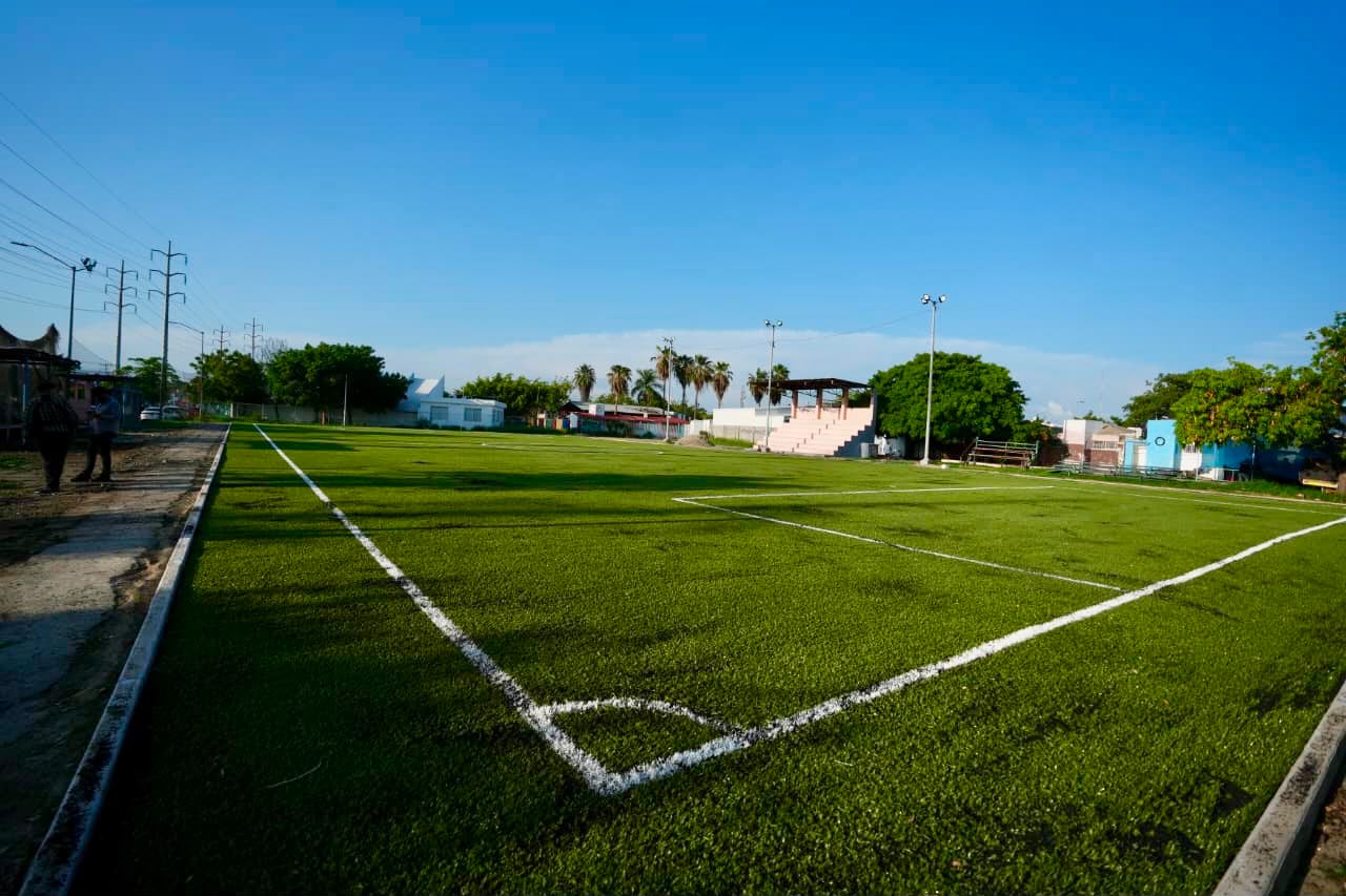 Avanza rehabilitación de cancha de futbol 7 de El Delfín, en Mazatlán