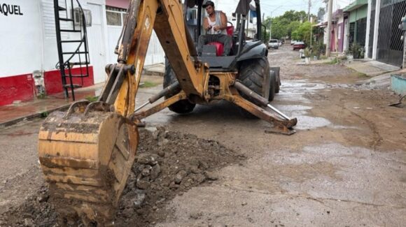 Hogar del Pescador en Mazatlán, Sinaloa, ya no esperará; rehabilitan drenaje y agua potable en calle Nicolás Bravo
