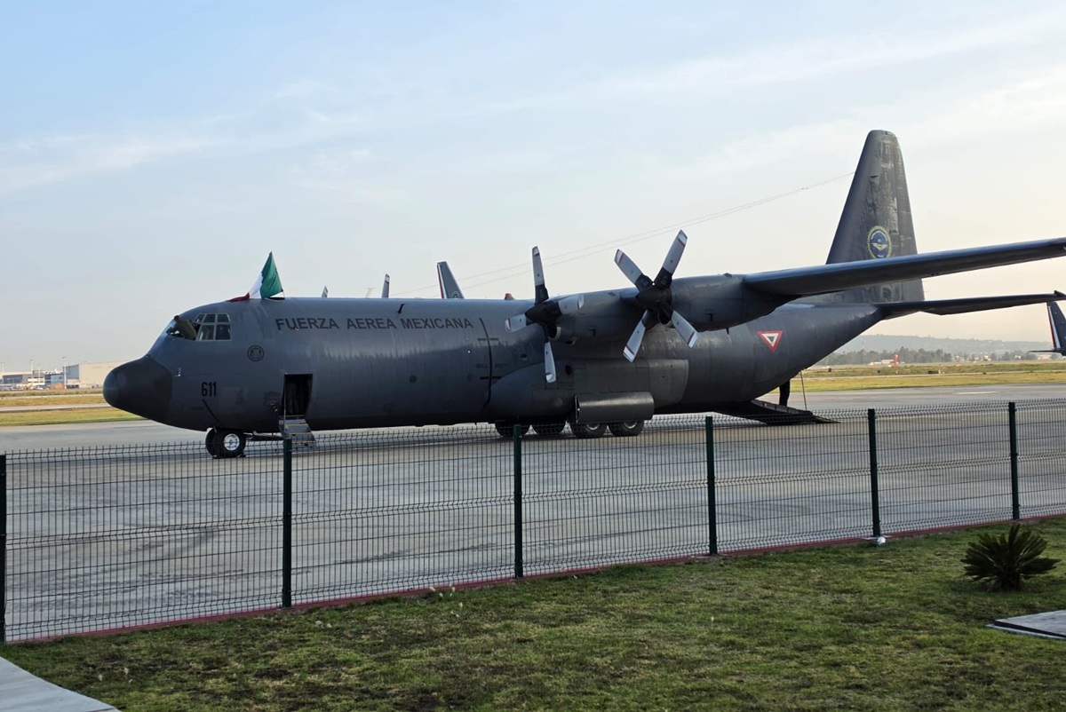 Avión de la Fuerza Aérea Mexicana donde llevan despensas a Colombia
