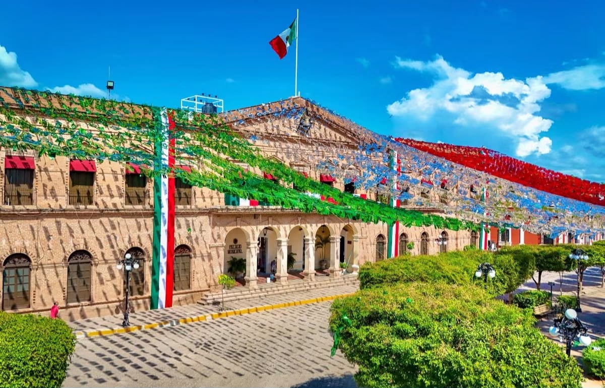Ayuntamiento de El Fuerte decorado con motivo a las Fiestas Patrias