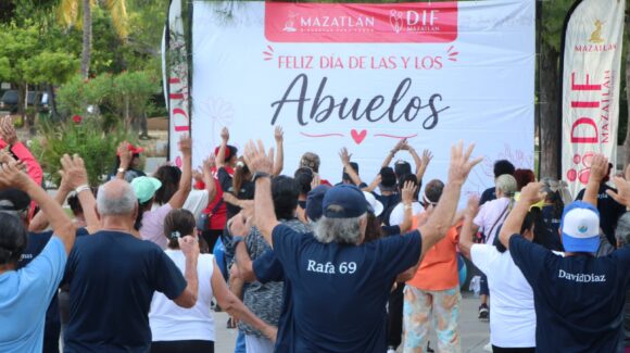 ¡A bailar se ha dicho! Adultos mayores llenan de ritmo y alegría el Parque Central de Mazatlán, Sinaloa