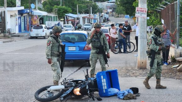 Motociclista dispara contra casa en la López Mateos y en la huida se enfrenta con militares en Culiacán, Sinaloa