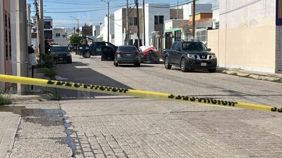 Balean vehículo y una persona resulta herida en el fraccionamiento Torremolinos en Mazatlán, Sinaloa