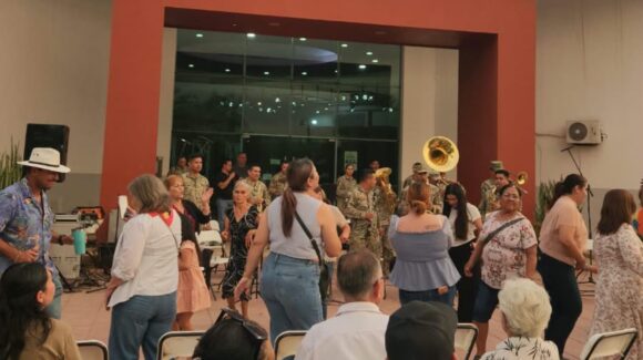 Entre “El Sinaloense” y música mexicana, Banda Militar cautiva a Guasave