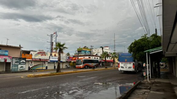 Basta una llovizna y vuelve el apagón en Villa Unión y La Noria de Mazatlán, Sinaloa, amanecen sin energía eléctrica