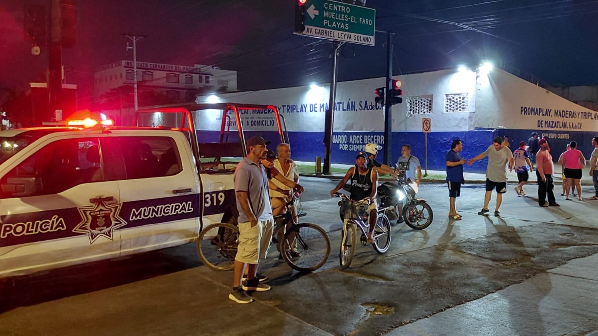 Bloquean vecinos de colonia Azteca avenida en Mazatlán por falta de luz