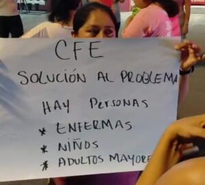 Bloquean vecinos de colonia Azteca avenida en Mazatlán por falta de luz