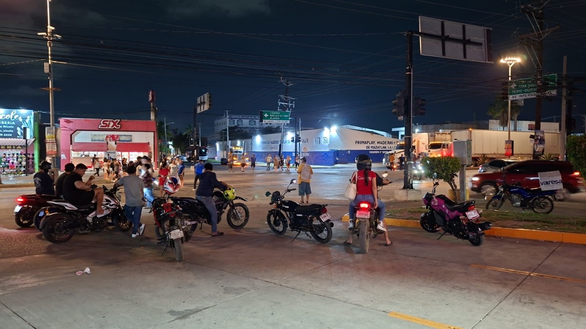 Bloquean vecinos de colonia Azteca avenida en Mazatlán por falta de luz
