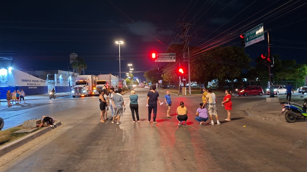 Bloquean vecinos de colonia Azteca avenida en Mazatlán por falta de luz
