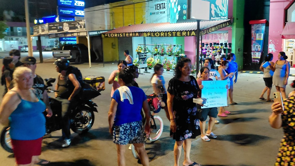 Bloquean vecinos de colonia Azteca avenida en Mazatlán por falta de luz