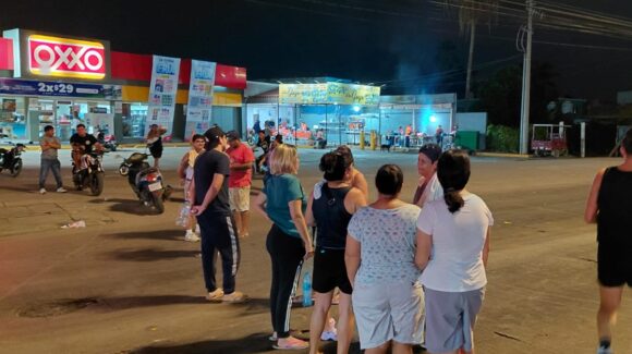 ‘Están sufriendo los mayores’: vecinos de la Azteca en Mazatlán, Sinaloa, toman la Gabriel Leyva ante más de dos días sin energía eléctrica