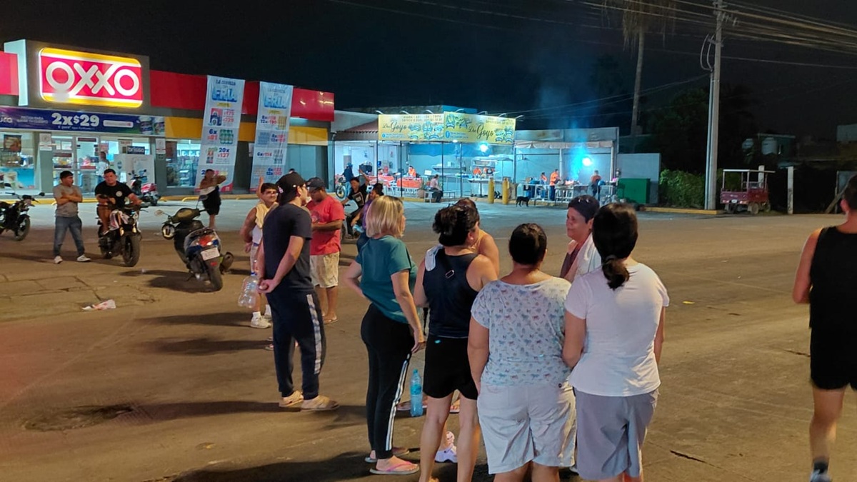 Bloquean vecinos de colonia Azteca avenida en Mazatlán por falta de luz