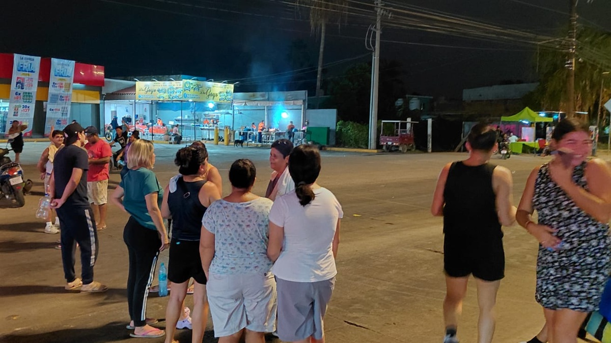 Bloquean vecinos de colonia Azteca avenida en Mazatlán por falta de luz