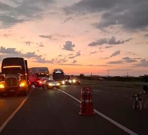 Bloqueo carretero en Villa Unión, en Mazatlán, por desabasto de agua